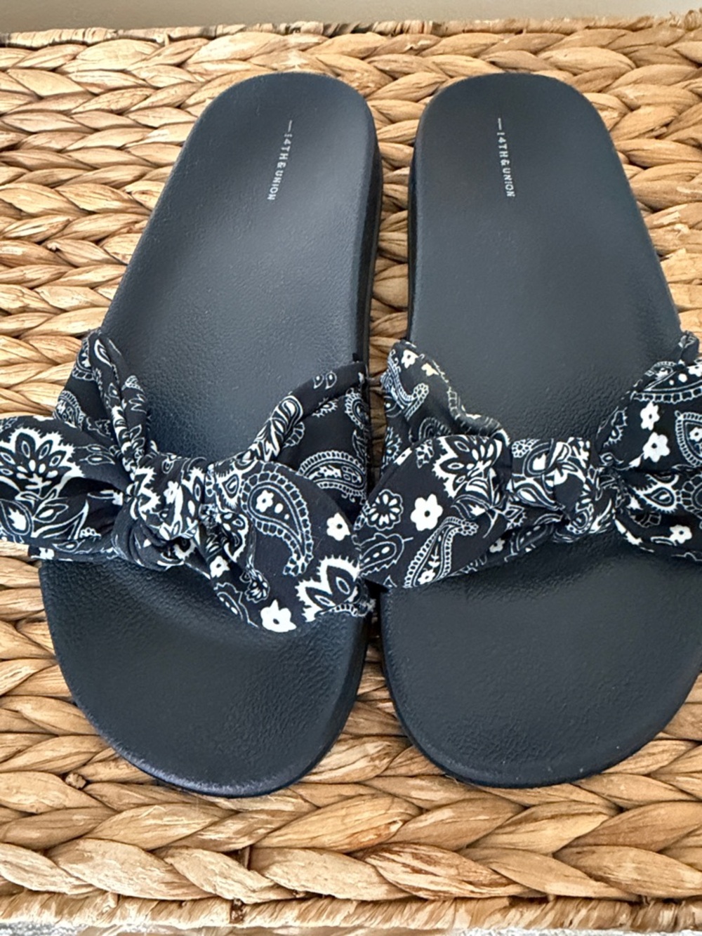 14th & Union Women’s Blue Paisley Knot Slide Sandals EUC